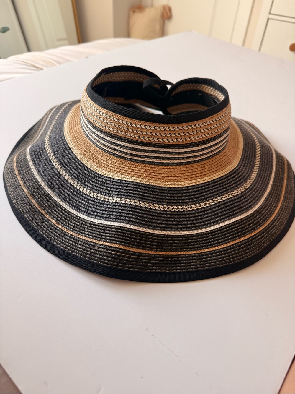 NWT Vince Camuto Roll Up Sun Visor - Picture 3 of 4